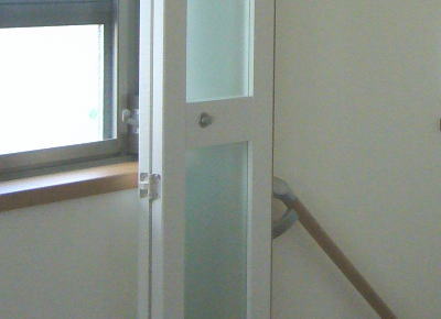 リビング階段にドア 折れ戸 扉の設置事例